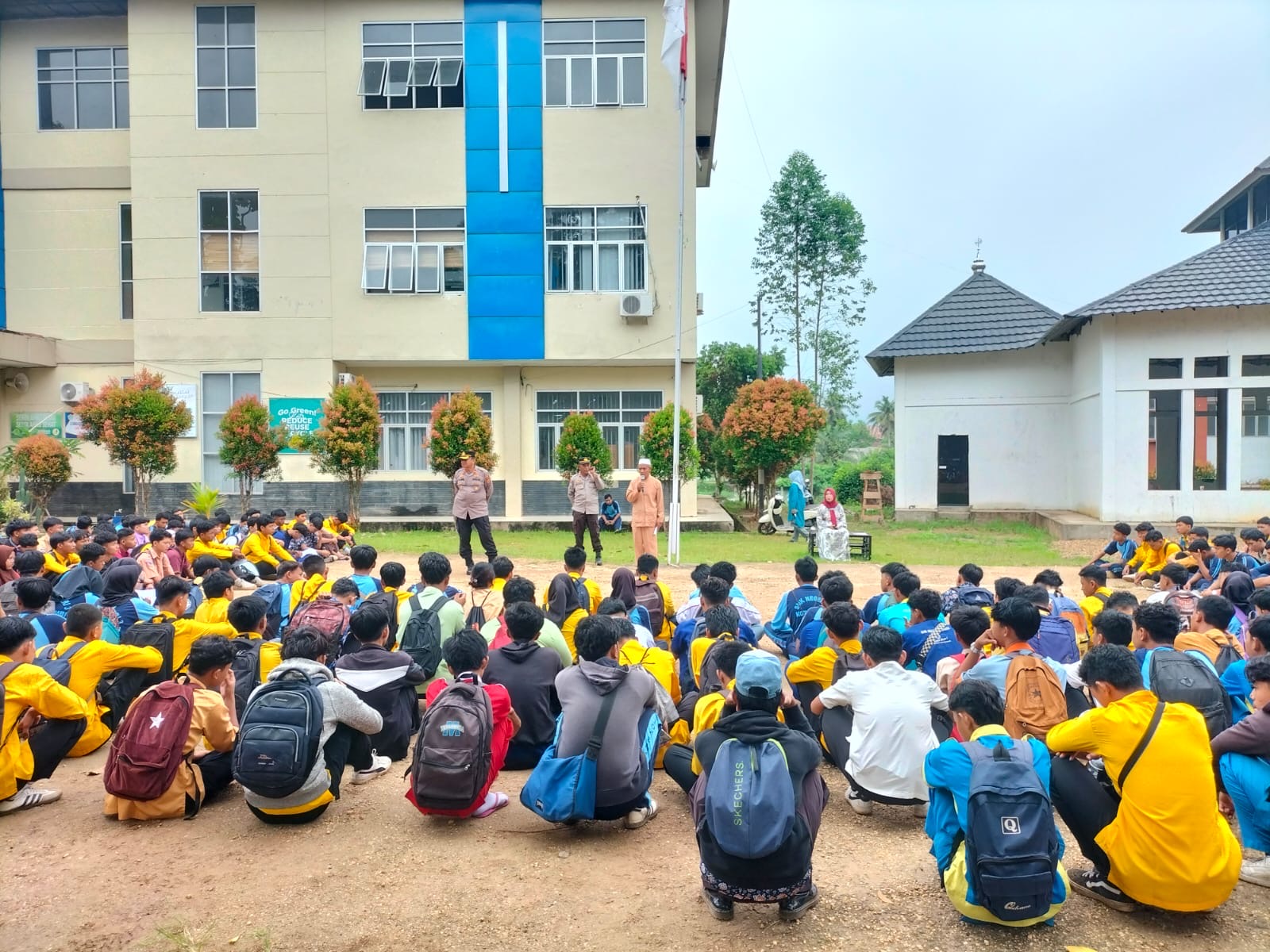Antisipasi Geng Motor dan Aksi Tawuran Antar Pelajar, Kasat Binmas Polresta Jambi Gelar Sosialisasi Binluh di SMK 3.