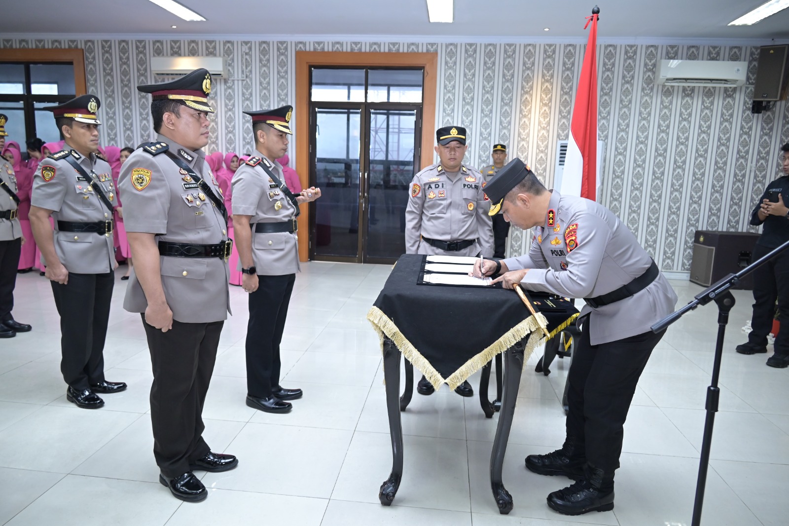 Kapolda Jambi Irjen Pol. Rusdi Hartono memimpin Upacara Sertijab Karo Rena, Karo SDM, Ka SPN, Kapolres Batanghari, Merangin, Kerinci dan Pelantikan Jabatan Dirreskrimum, Dirpamobvit, Kabid Dokkes dan