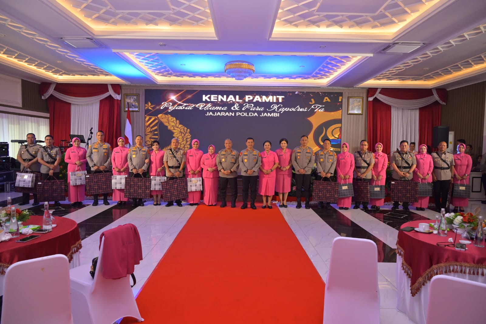 Polda Jambi menggelar acara acara Kenal Pamit Pejabat Utama dan Para Kapolres/ta Jajaran Polda Jambi serta Penandatanganan Prasasti Pembangunan Gedung Polda Jambi TA. 2024 pad Senin, (13/01/2025)