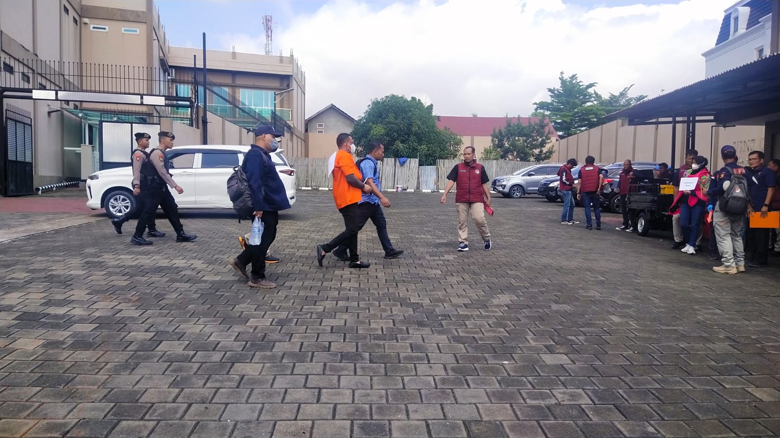 Bareskrim polri gelar rekontruksi Adegan terhadap Bandar narkotika H  di kediaman  Di Beckup Polda dan Polresta dalam pengamanan .