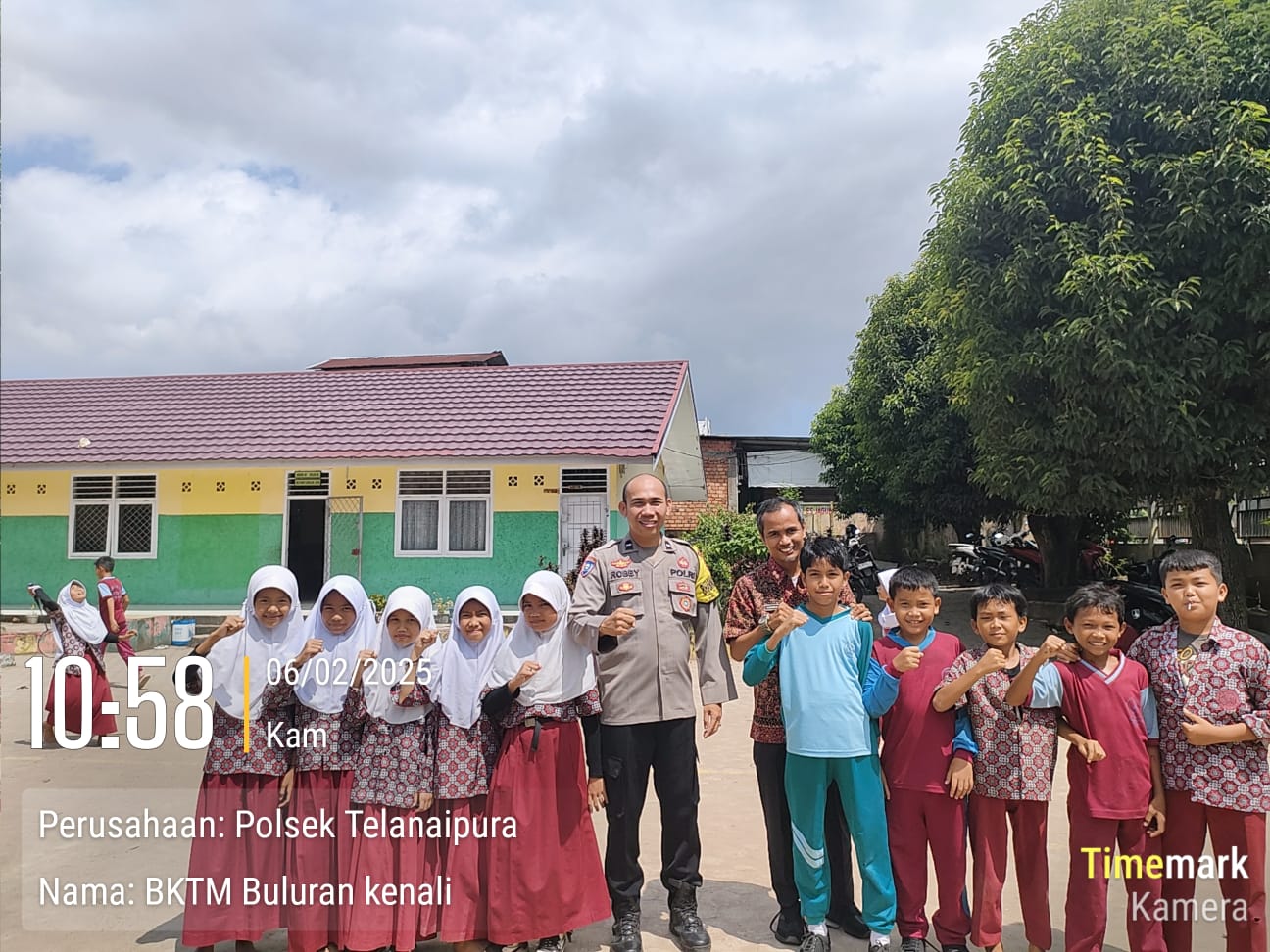 Program makan gizi Gratis sesuai Arahan presiden RI Prabowo Subianto ,Polresta Jambi     melakukan kegiatan ke siswa sekolah,program Gizi .