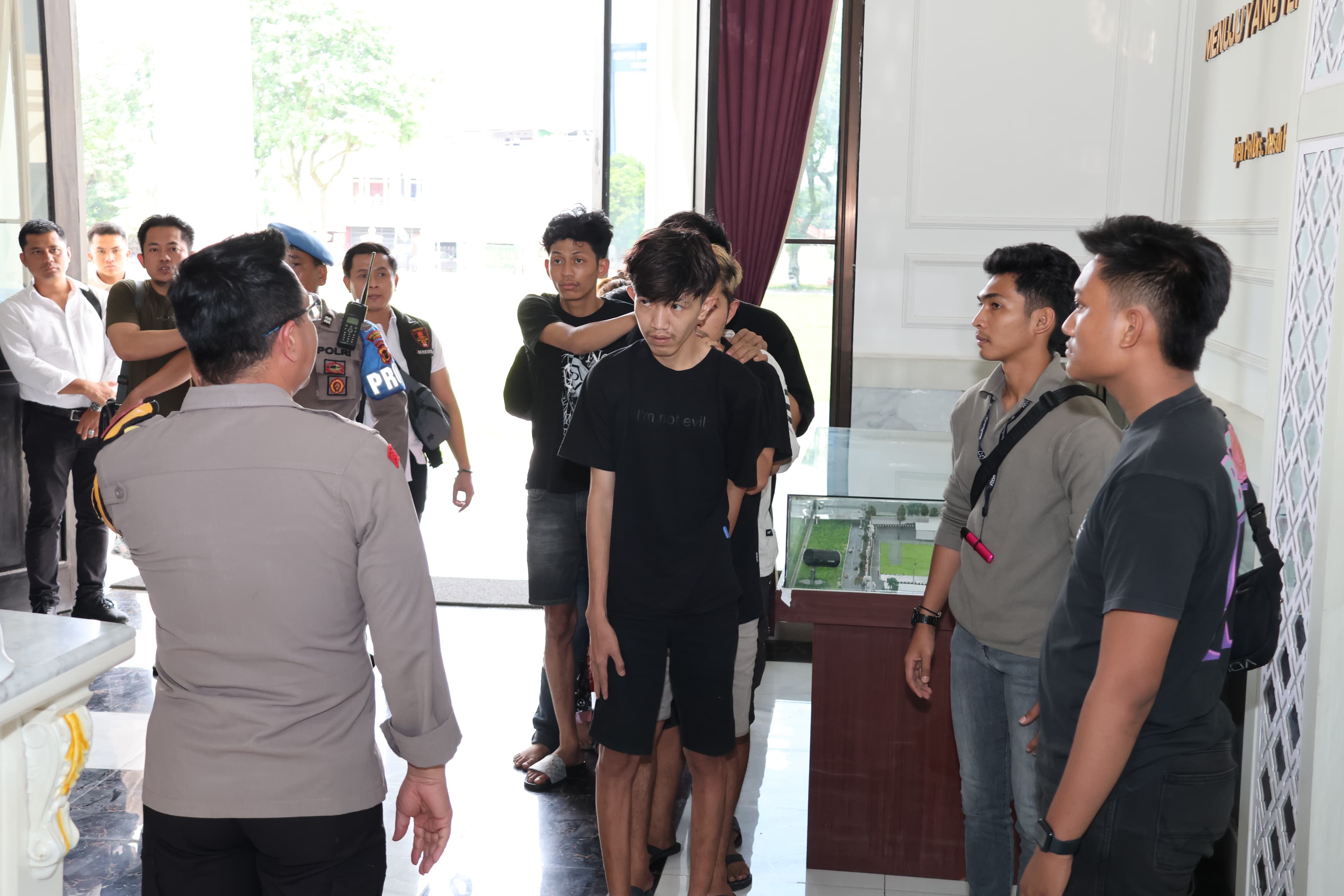 Karena Memberi Pertolongan Anggota Brimob Polda Jambi Ditusuk, Kapolresta Jambi Pelaku Berhasil Kita Amankan.