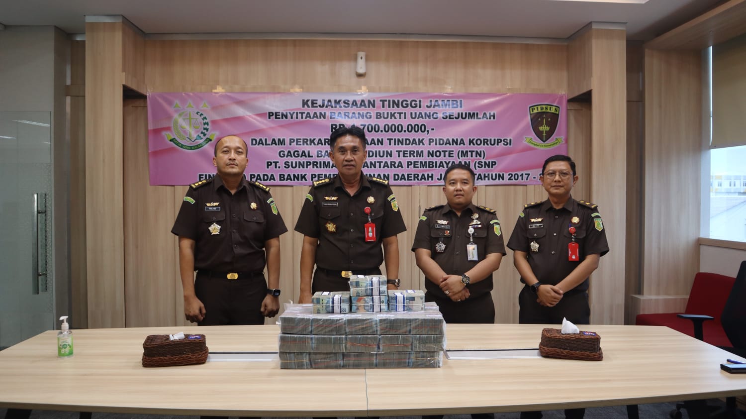 KEJATI JAMBI MENYITA UANG PERKARA 1,7 M TIPIKOR GAGAL BAYAR MTN PT. SNP PADA BANK JAMBI TA 2017-2018