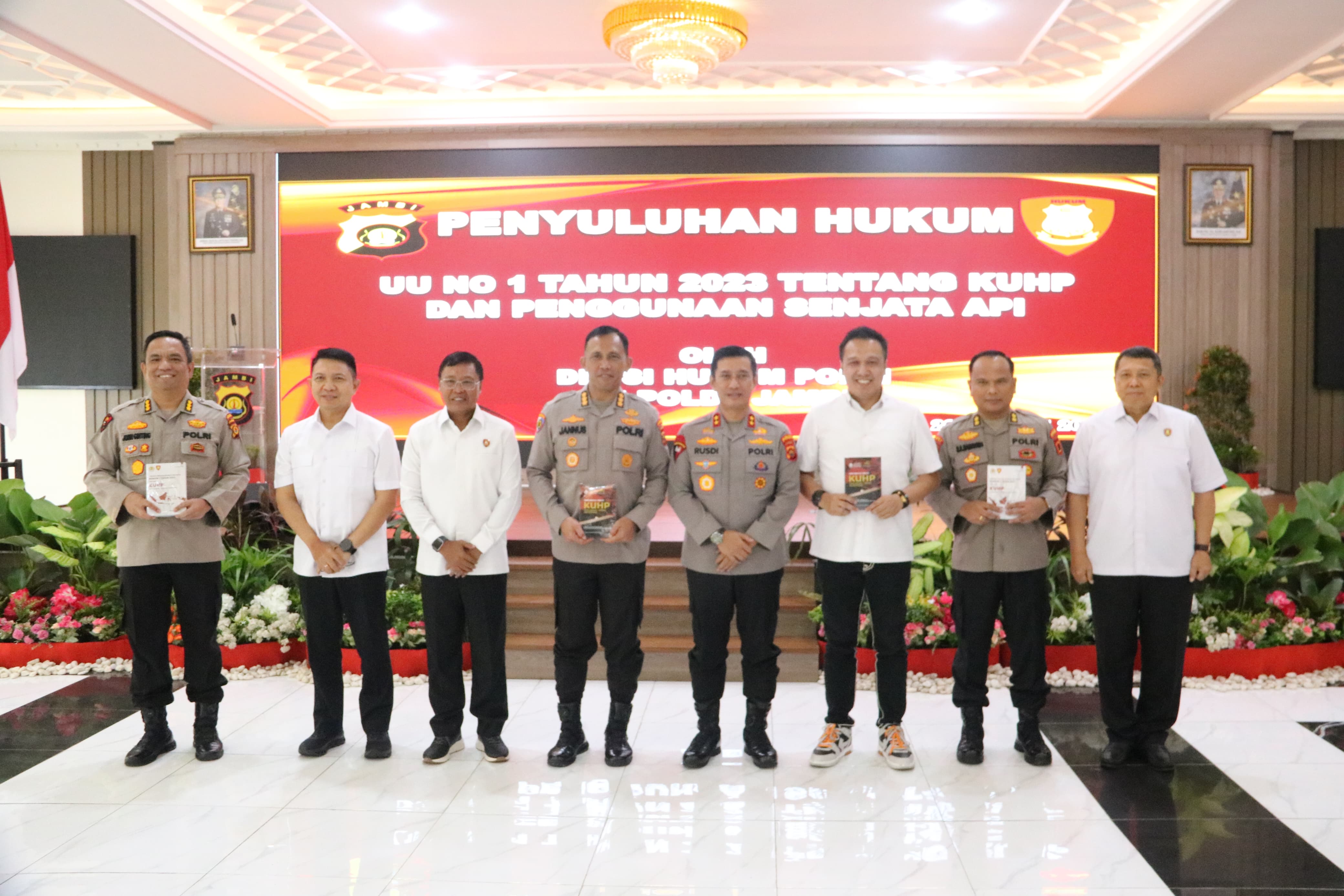 Kapolda Jambi Irjen Pol .Rusdi Hartono Melakukan Kegiatan Penyuluhan Divhukum polri nomor 1 tentang KUHP penggunaan senjata Api .