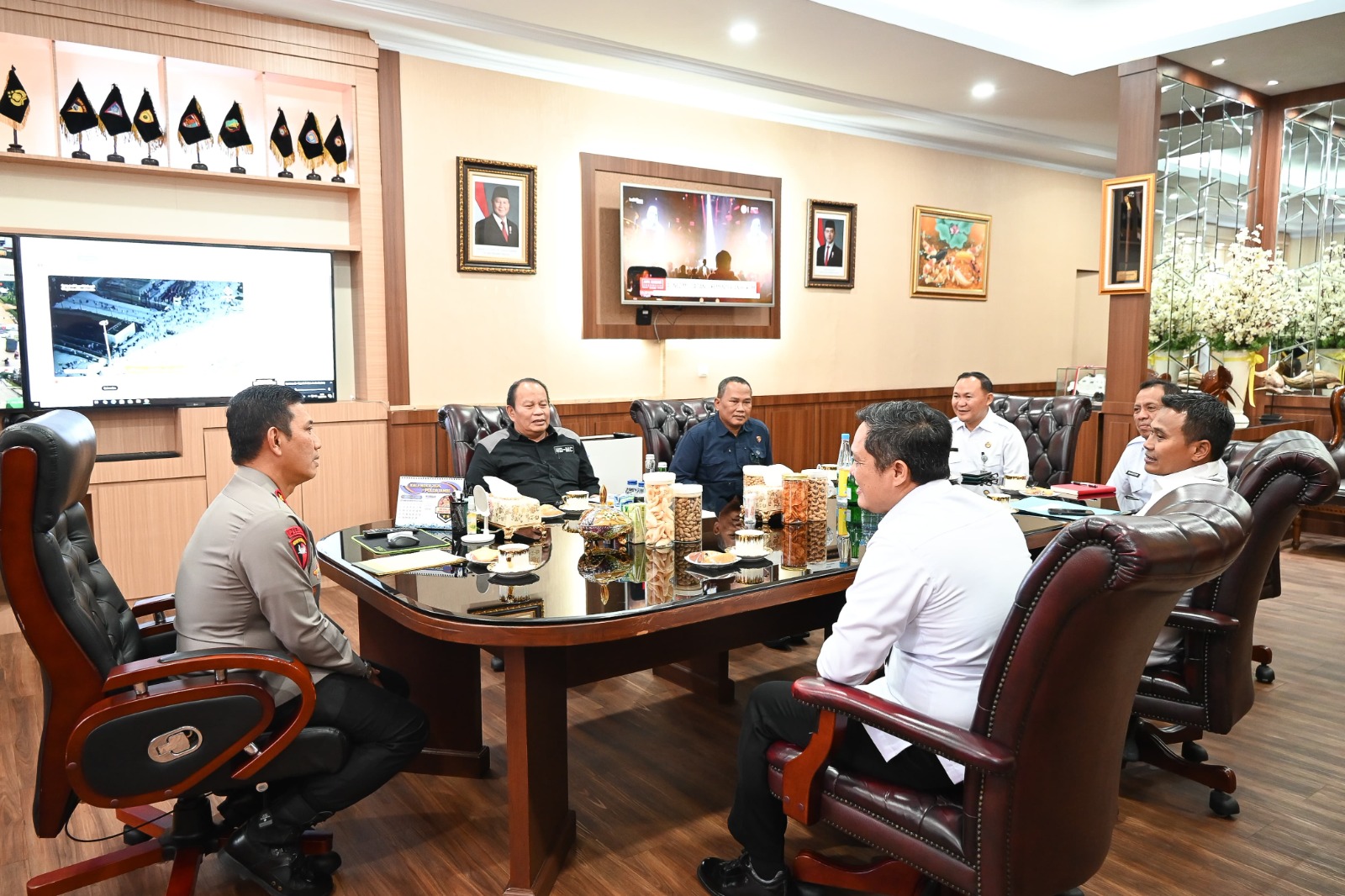 Kapolda Jambi, Irjen Pol. Drs. Rusdi Hartono, M.Si, menerima kunjungan silahturahmi dari Kepala Kantor Wilayah (Kakanwil) Imigrasi dan Kakanwil Permasyarakatan Provinsi Jambi pada, Kamis (20/2/2025).