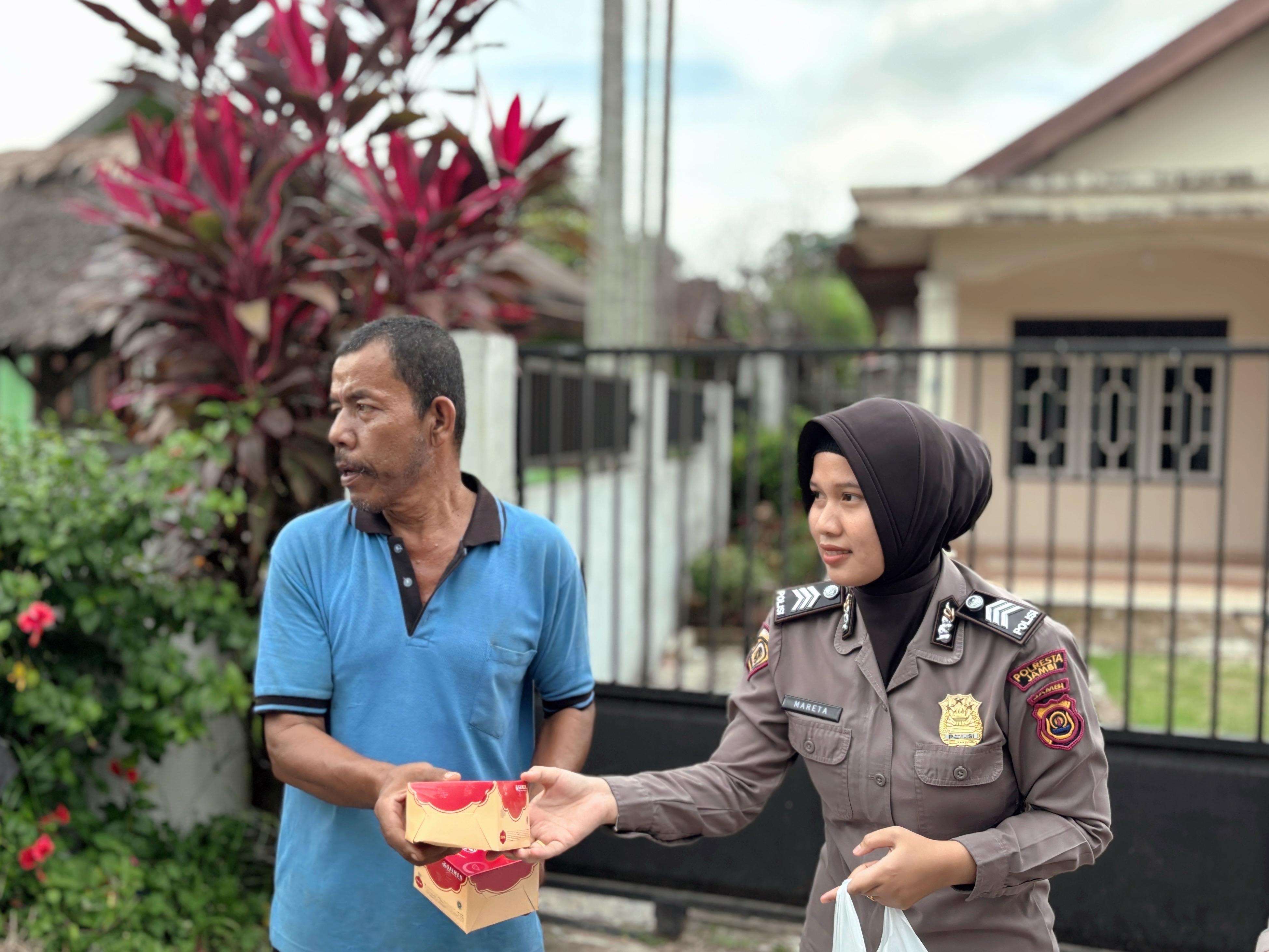 Bulan Penuh Berkah , Polresta Jambi Bagi-bagikan Takjil