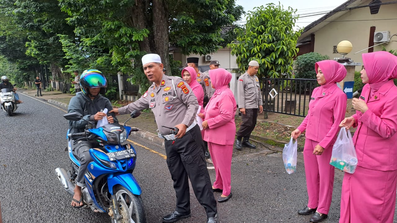 Wujud Kepedulian di Bulan Ramadan, Kapolsek Jambi Selatan dan Bhayangkari Bagikan Takjil Gratis