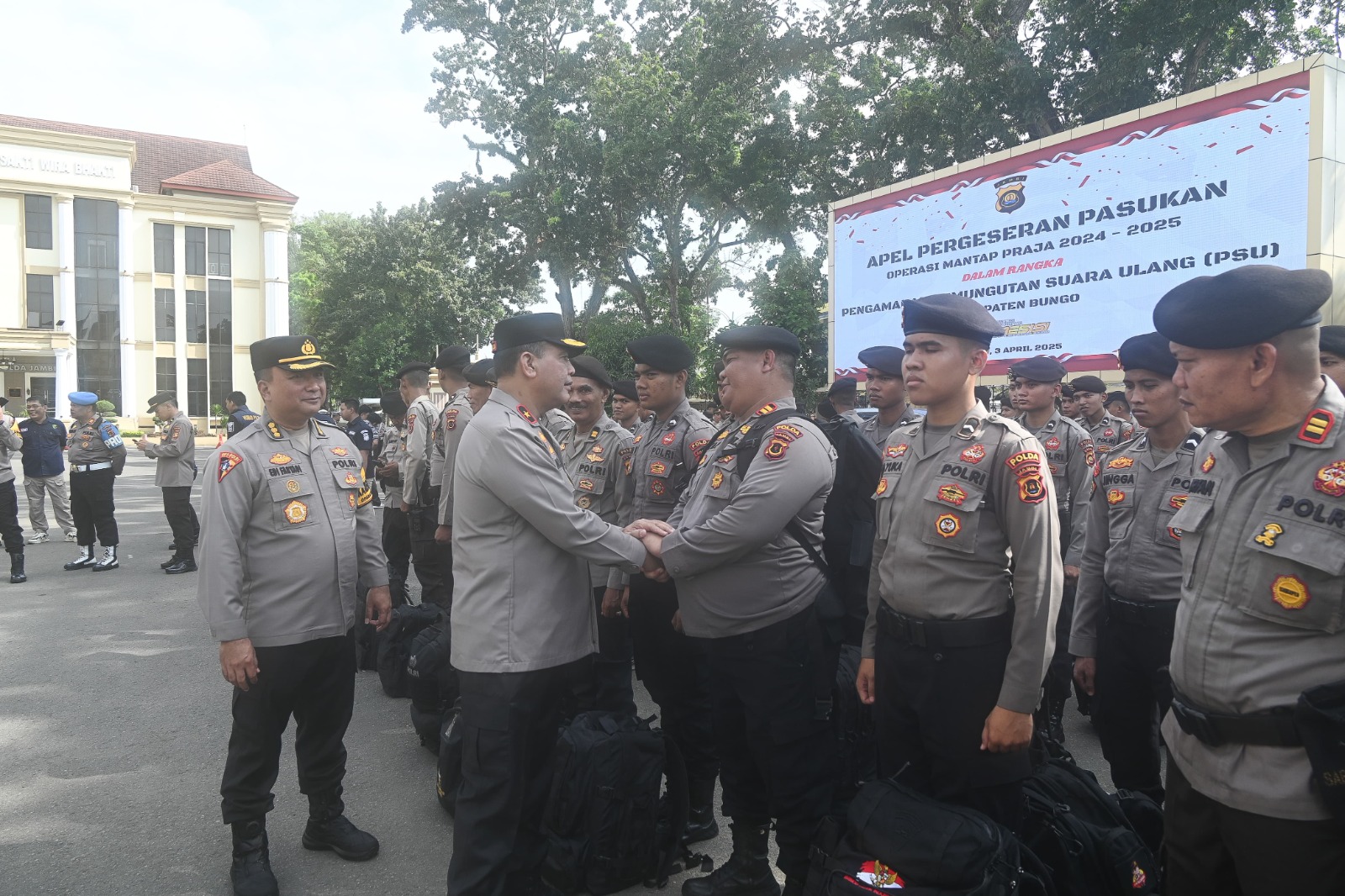 Polda Jambi melakukan Apel Pasukan ,Dalam pengamanan PSU di Bungo .