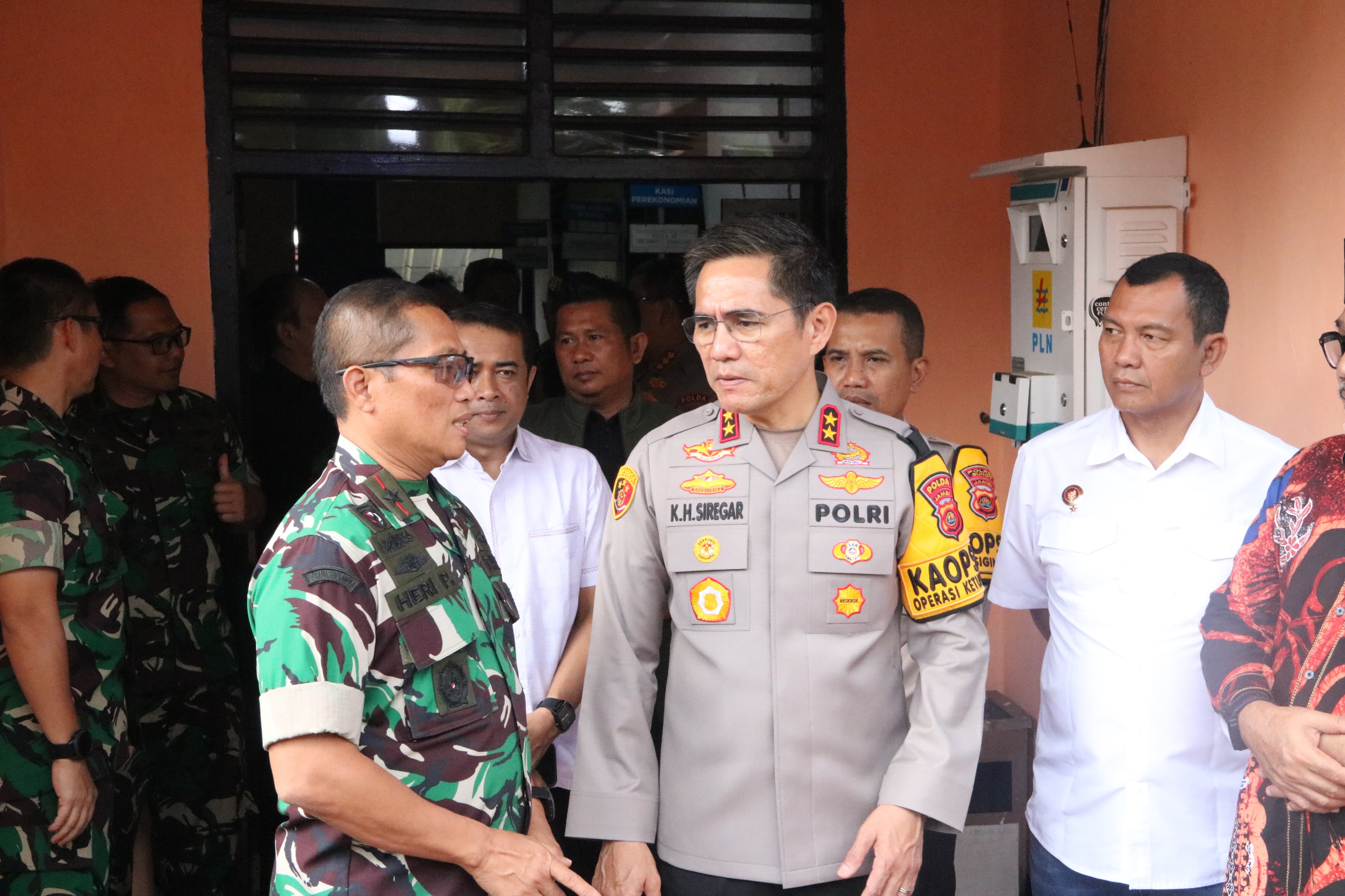 Rapat Pleno PSU Bungo di kantor camat , Di tinjau Kapolda Jambi ,Danrem 042/Gapu ,sekda propinsi Jambi aman dan kondusif .