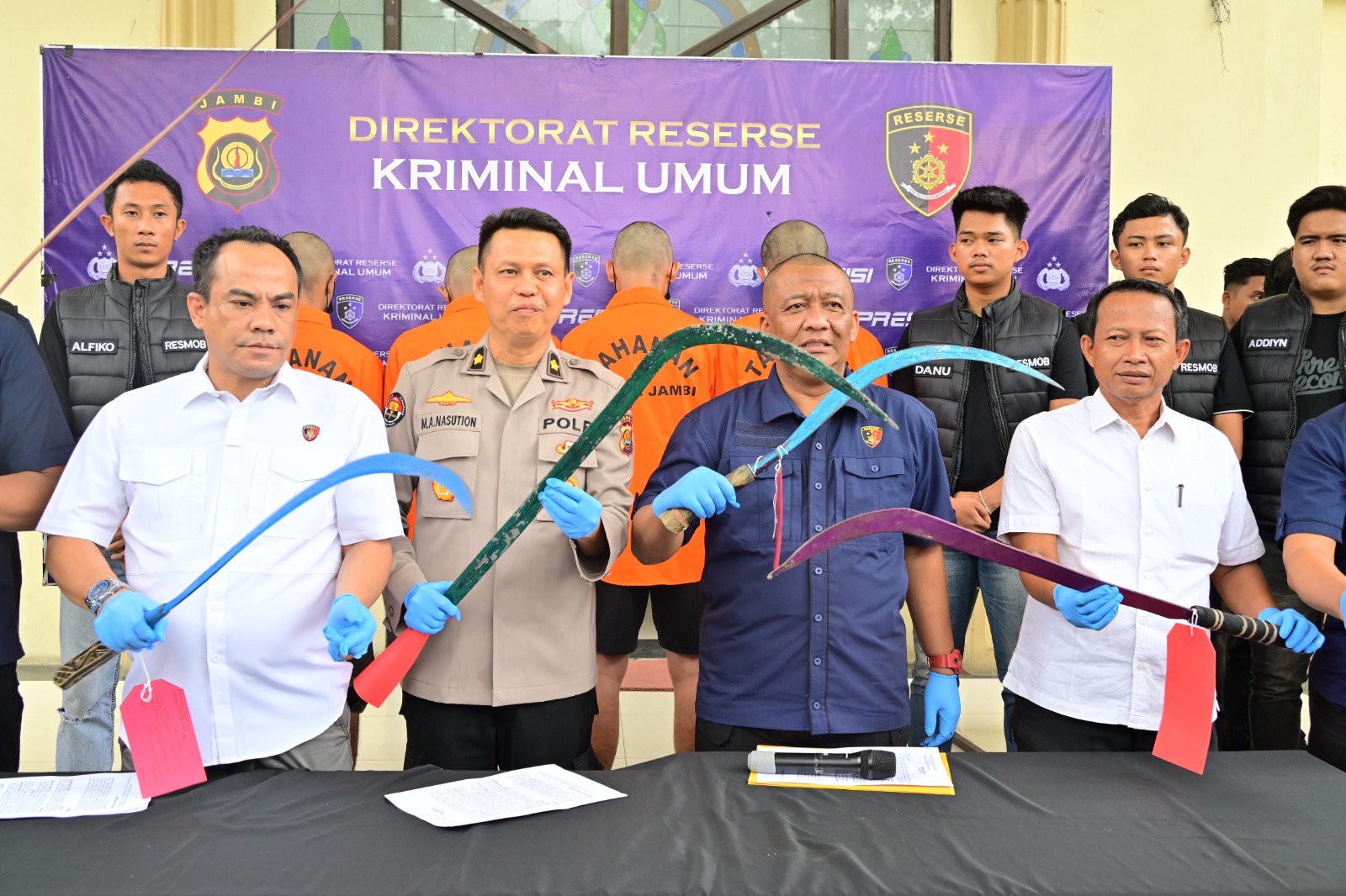 Direktur reserse kriminal umum polda Jambi telah mengamankan lima orang remaja membawa senjata tajam diamankan di Polda Jambi .