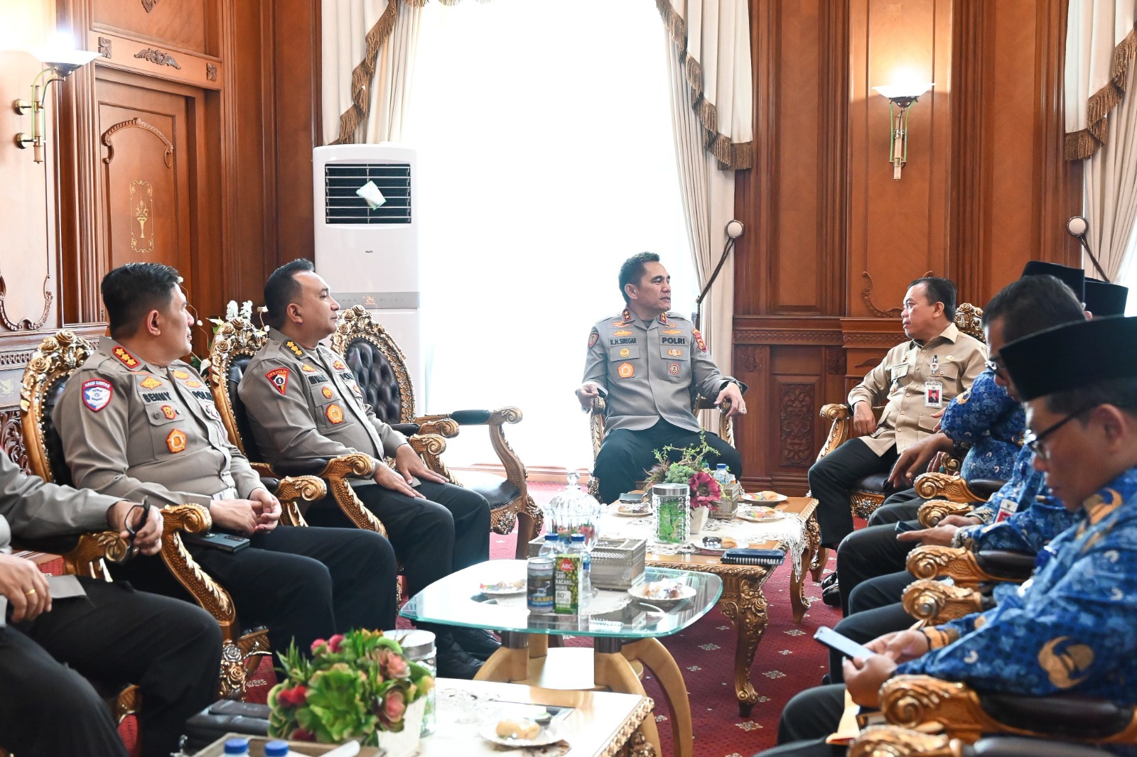 Kapolda Jambi Irjen. Pol.Krisno H Siregar bersama PJU Polda Jambi silaturahmi Gubernur Jambi ,komitmen dan sinergitas menciptakan Jambi aman kondusif .