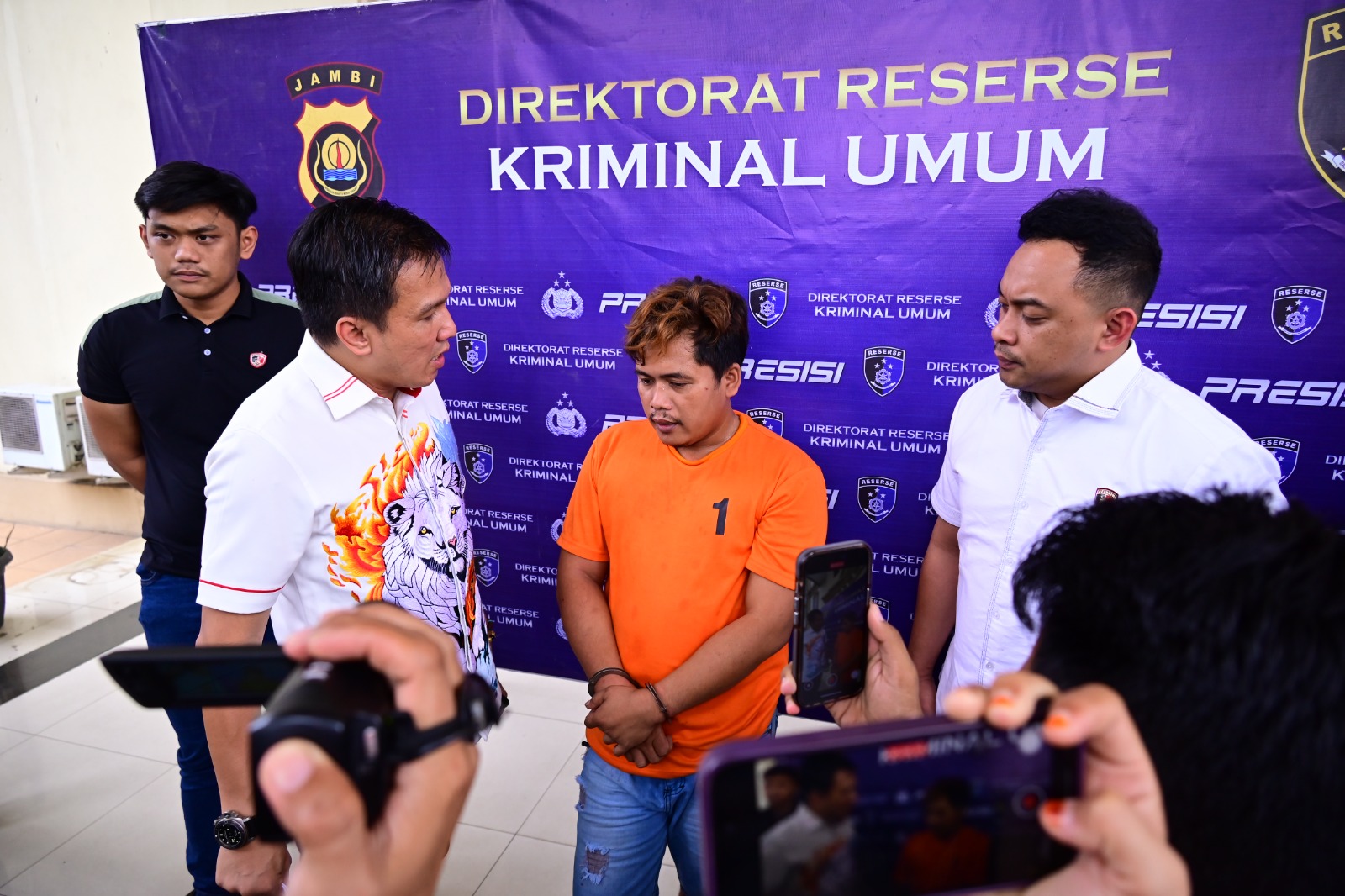 Direktur Reserse kriminal umum Polda Jambi ,Berhasil mengamankan tersangka kejahatan asusila ditangkap ,ketika akan melarikan,melalui travel ditangkap .