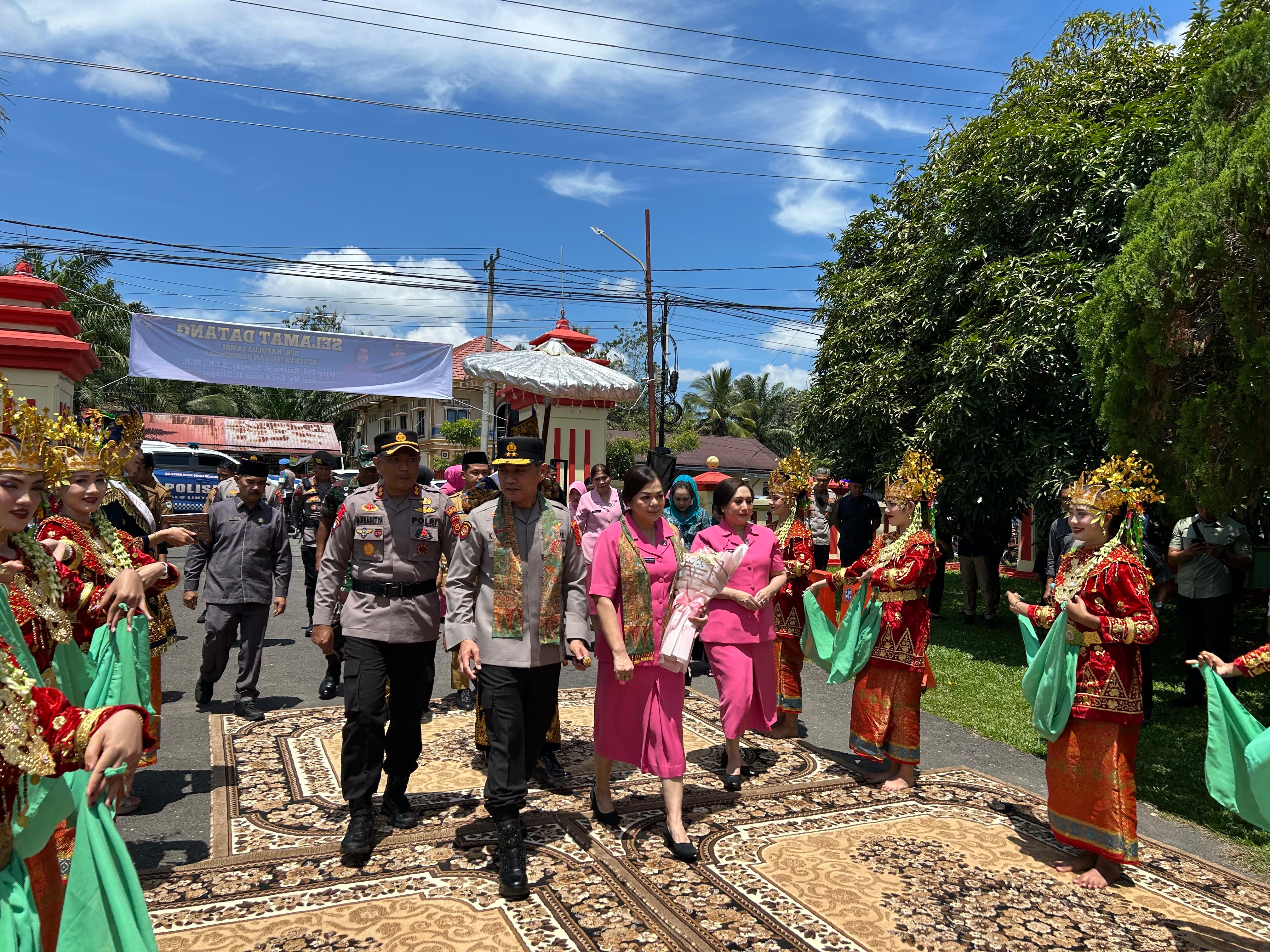Kapolda Jambi iren pol.Krisno .H.Siregar  Mengunjungi Mapolres Sarolangun ,memberikan arahan terhdap maraknya judi online di Jambi.