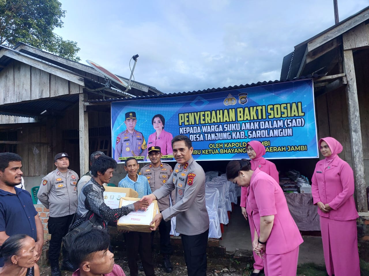 Kapolda Jambi Irjen pol.Krisno H.Siregar Memberikan bantuan SAD Bhakti sosial suku Anak Dalam di Sarolangun .