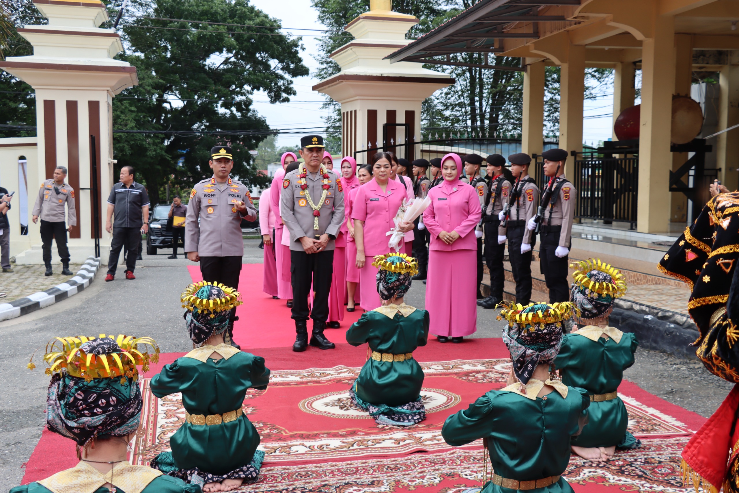Kapolda Jambi Irjen pol.Krisno.H.Siregar didampingi ketua Bhayangkari mengunjungi polres Merangin ,memberikan Arahan personil dan integritas menjalankan tugas .