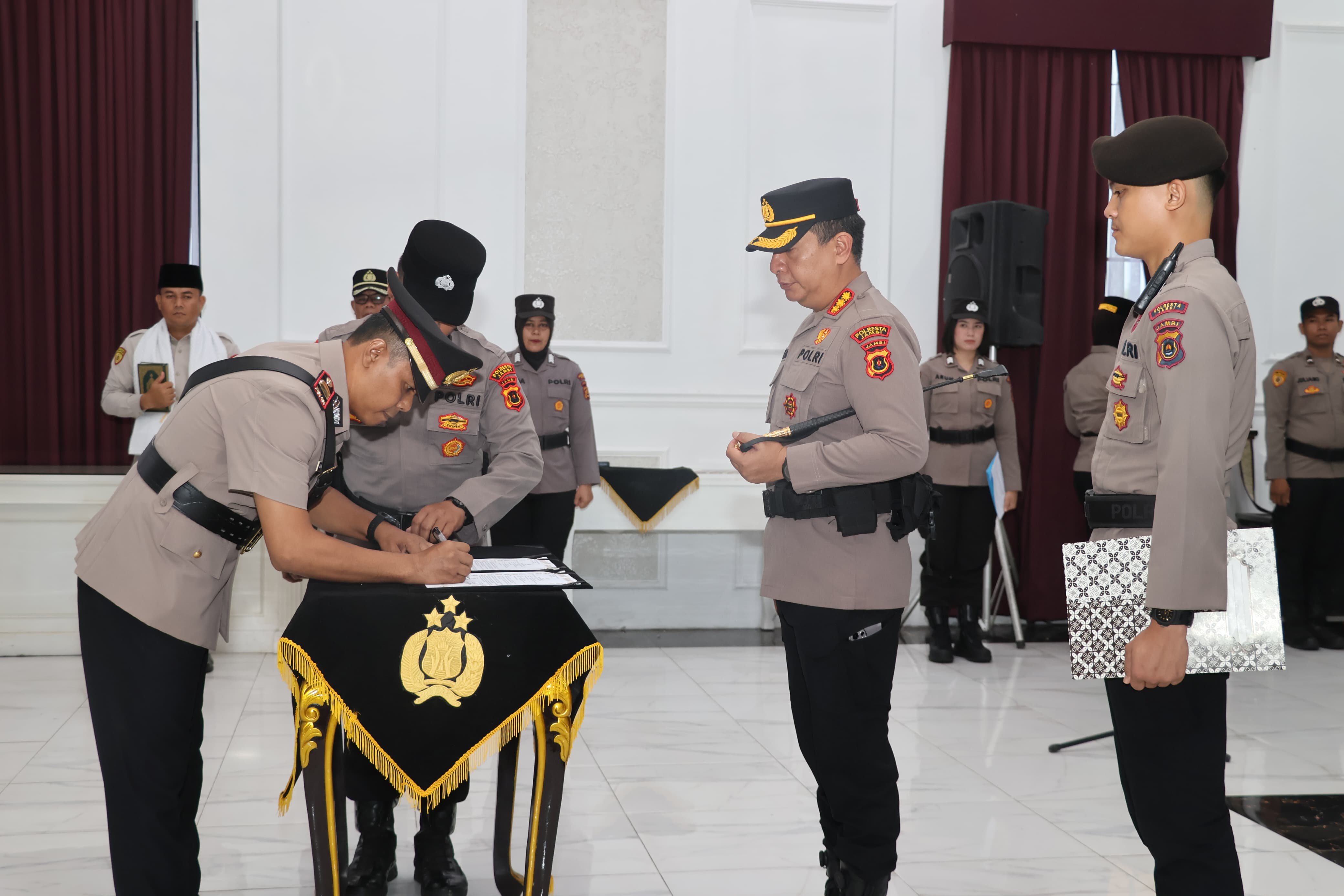 Kapolresta Jambi pimpin Sertijab dan pisah sambut Kasatlantas dan jajaran personil Polresta Jambi yang baru dilantik .