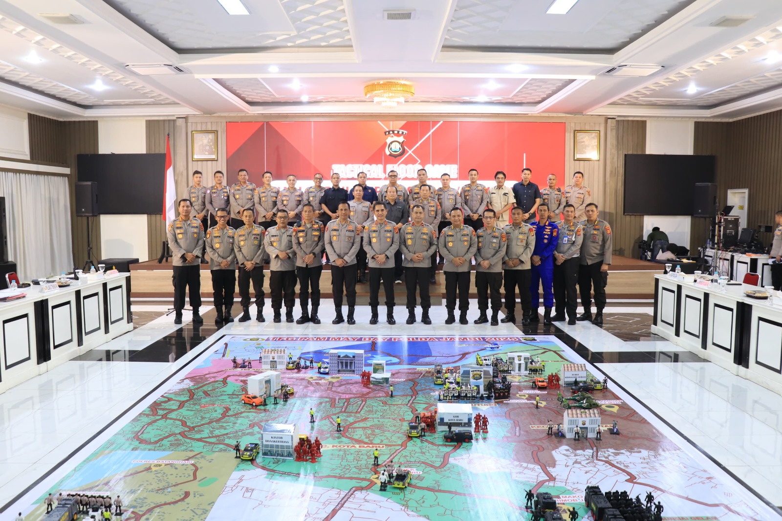 Kapolda Jambi Irjen pol.Krisno.H Siregar ,Pimpin Dalam arahan terhdap pengamanan Hari buruh internasional ,agar aman dan kondusif propinsi Jambi .