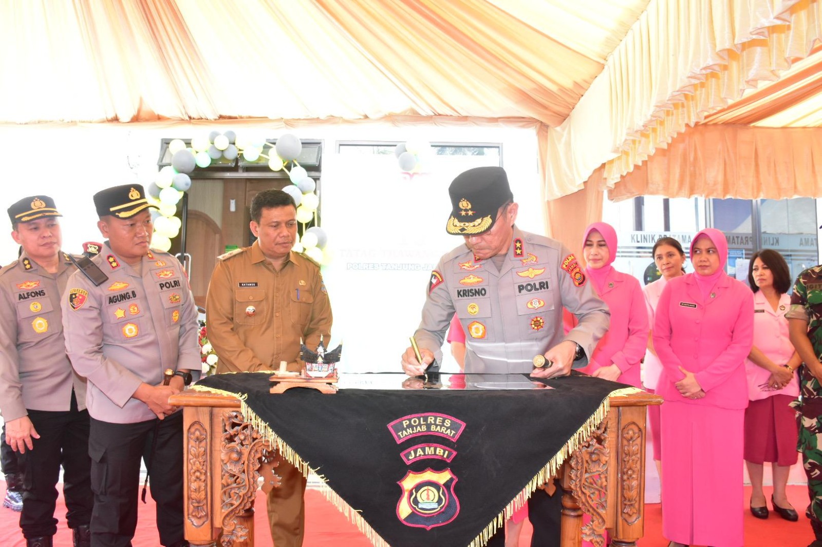 Kapolda Jambi Irjen pol.Krisno.H .Siregar melakukan kunjungan kerja ke polres Tanjab Barat ,Dalam Rangka terhadap pelayanan publik dan penegakan hukum.