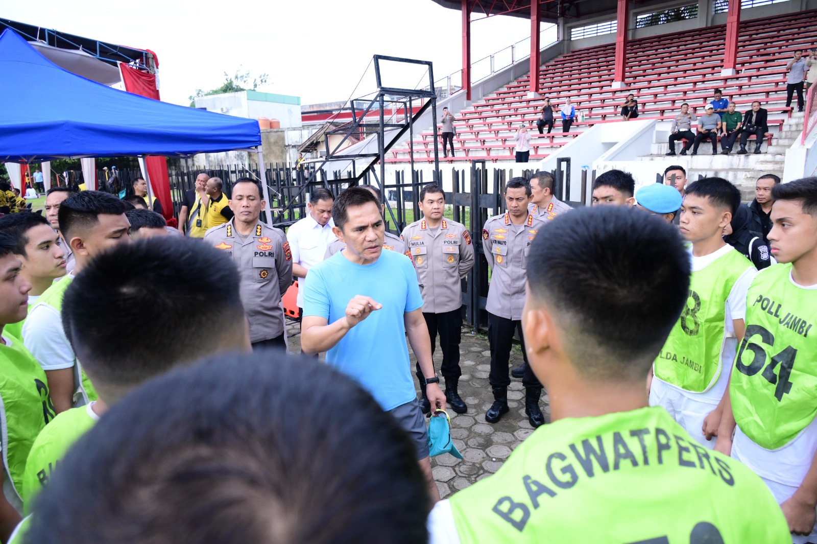 Kapolda Jambi Irjen .pol.Krisno H. Siregar tinjau Dalam proses seleksi dan rekrutmen taruna Akpol tahun 2025 di stadion Koni Jambi.