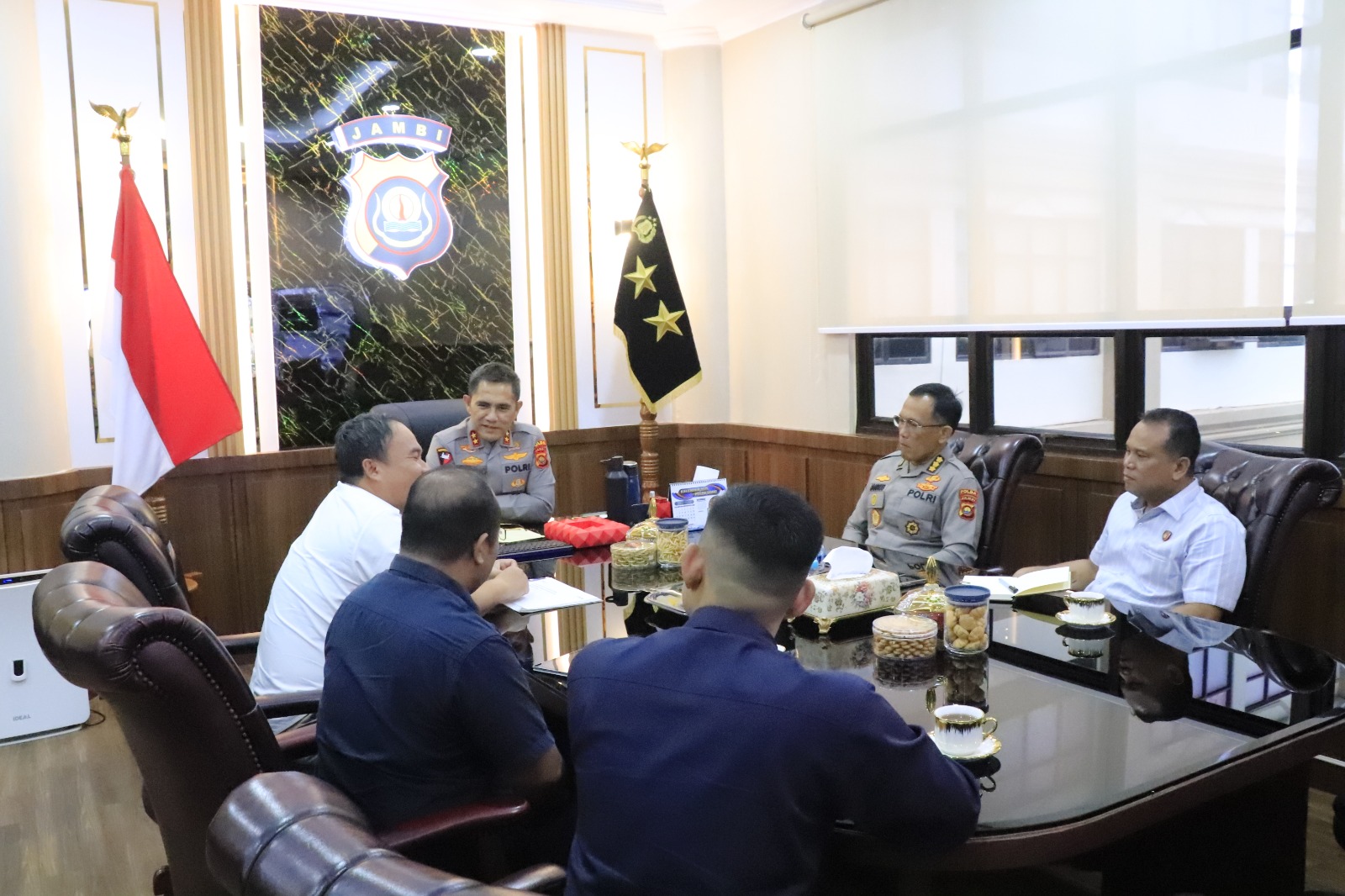Kapolda Jambi Irjen pol Krisno H. Siregar, menerima kunjungan audiensi dari Pimpinan Wilayah Perum BULOG  Provinsi Jambi, Ali Ahmad Bajih Amsari, pada Selasa (5/8/2025)